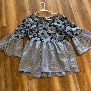 Bell sleeved see and be seen top.  Like new condition.  Size M.